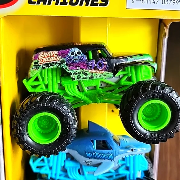 Monster Jam Pit Party & Go New In Box With 10 Trucks And Carrying Case On Wheels - Picture 8 of 12